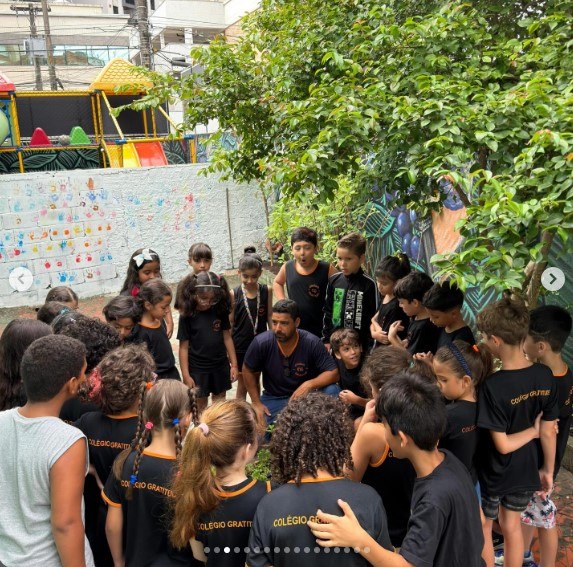 Estudantes participando de uma atividade coletiva no colégio