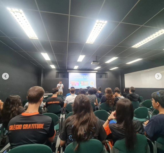 Comunidade escolar em encontro e atividade