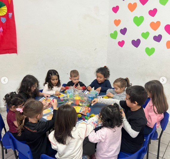 Crianças em atividade criativa na escola