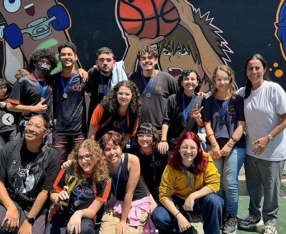 Estudantes do colégio reunidos em uma atividade